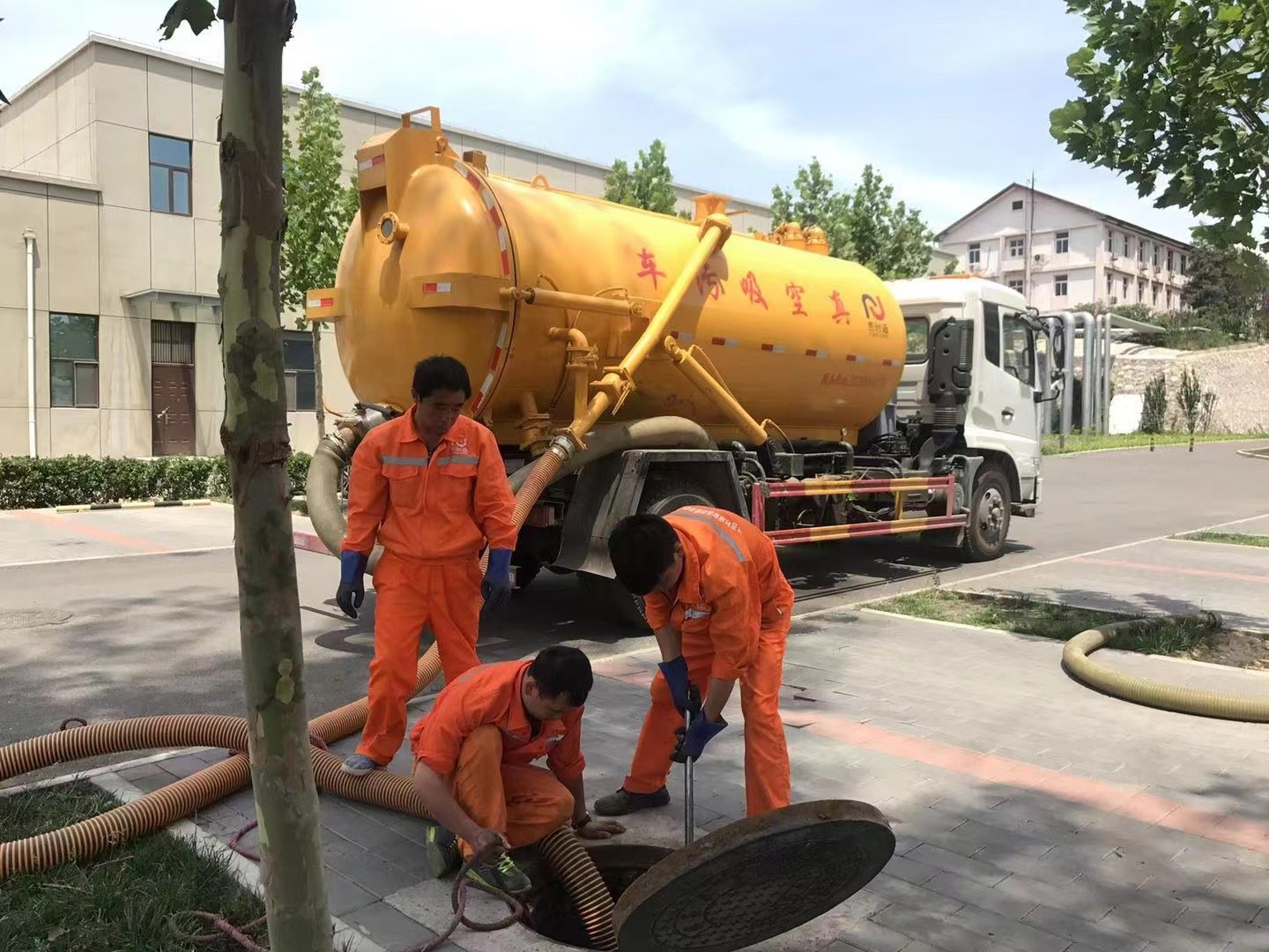 马龙管道疏通车停在窨井附近