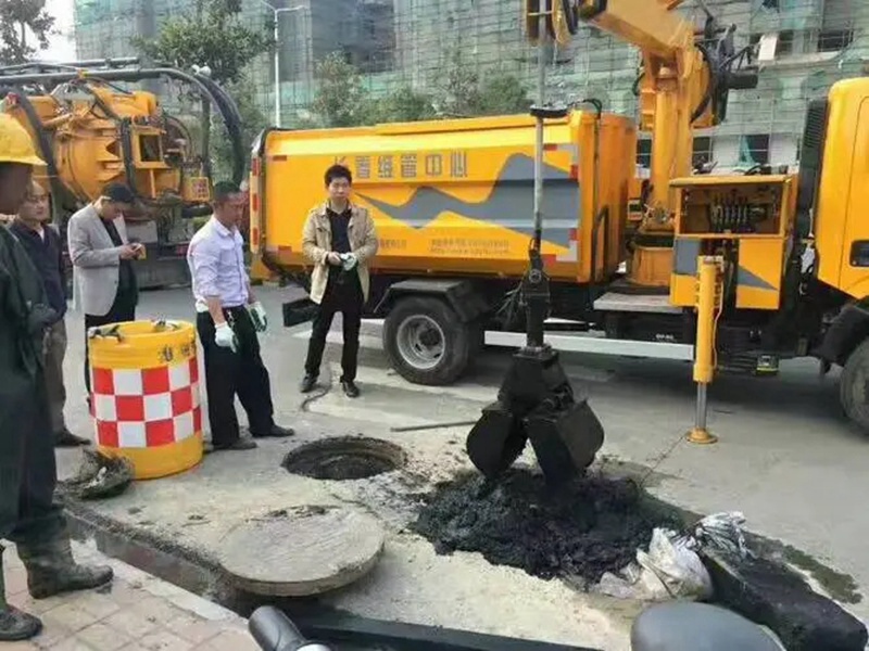 马龙街道：网格员化身“清道夫”，为民解忧疏通“堵心”化粪池