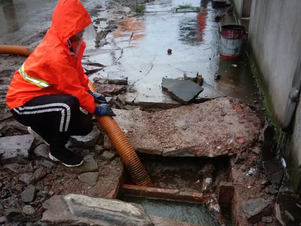 马龙专业清理污水池 炜誉市政以规范流程守护城市 “肠道”